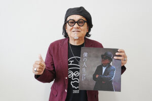 新しいアルバムをPRするTOMPEIさん