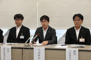①改革先導拠点の採択について発表する今西県教育長(中央)