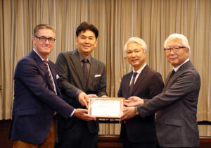 認定証授与式に出席した(左から)ロングドン取締役、根岸代表、樫畑社長、樫畑相談役