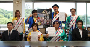 ぶんだら節を盛り上げる特別大使の「わんだーらんど」（後列中央）、特別パートナーの皆さん