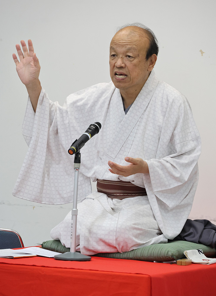 自身の体験をもとにした落語を披露する小笠原さん