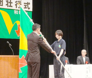 連盟旗を受け取る入宮さん㊨