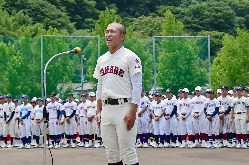 選手宣誓を行う田辺高校の田中主将