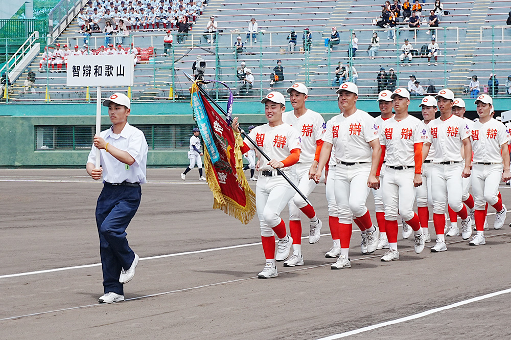 前回大会優勝の智弁和歌山を先頭に入場