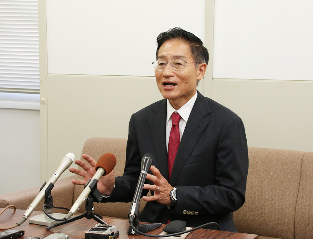 立候補を表明した尾﨑氏