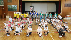 ぶんだら節を学んだ楠見小3年生とわんだーらんど、特別パートナーの皆さん