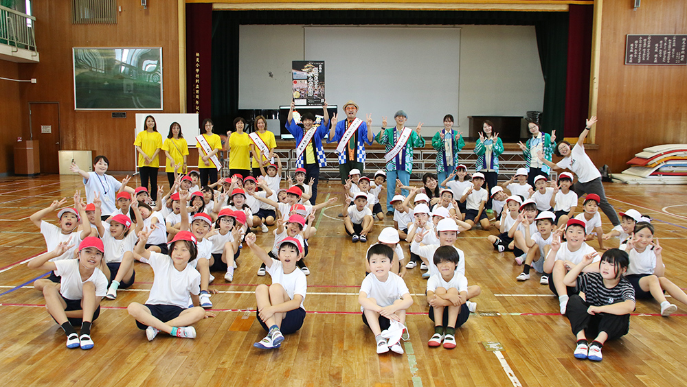 ぶんだら節を学んだ楠見小3年生とわんだーらんど、特別パートナーの皆さん