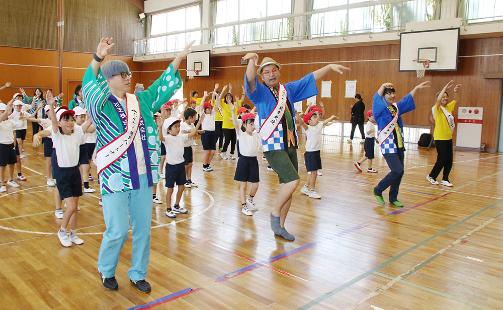 わんだーらんど、特別パートナーと一緒に踊る子どもたち