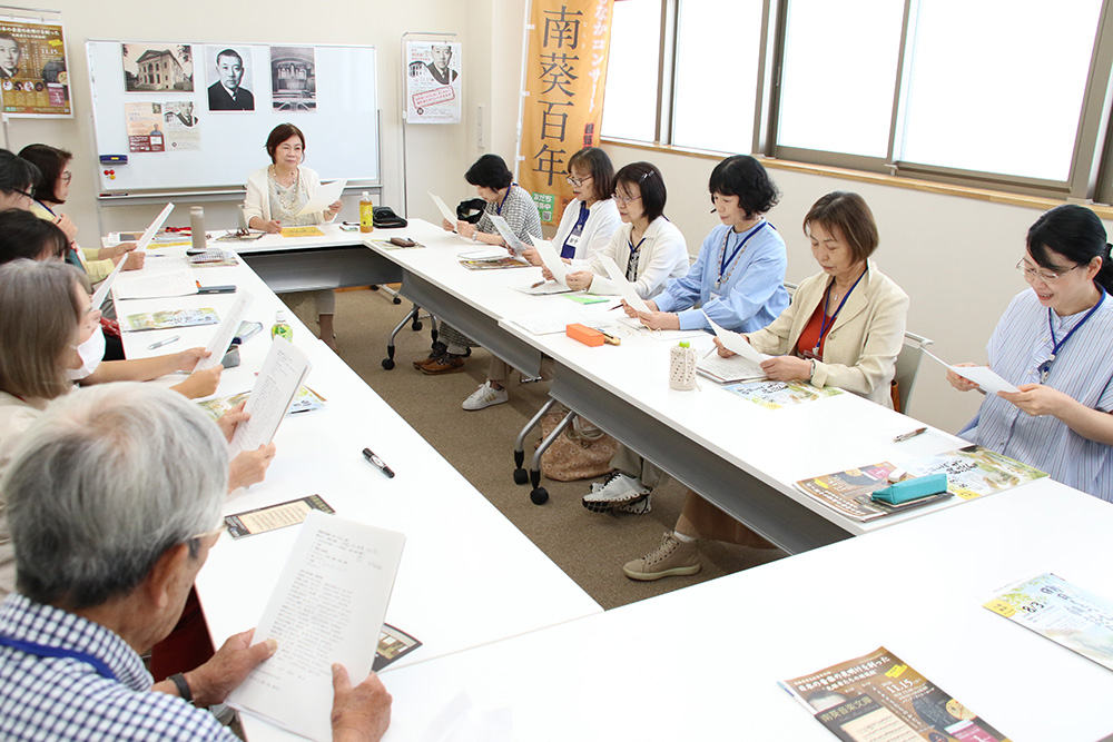 基礎練習に取り組む参加者