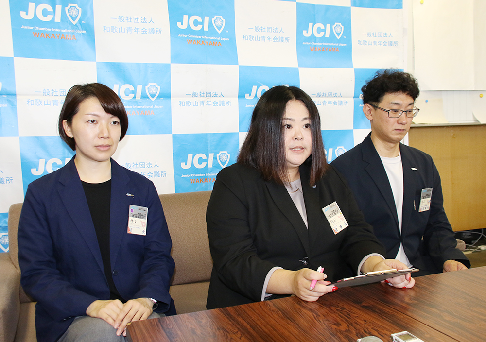 公開討論会への来場を呼び掛ける森口理事長㊥ら