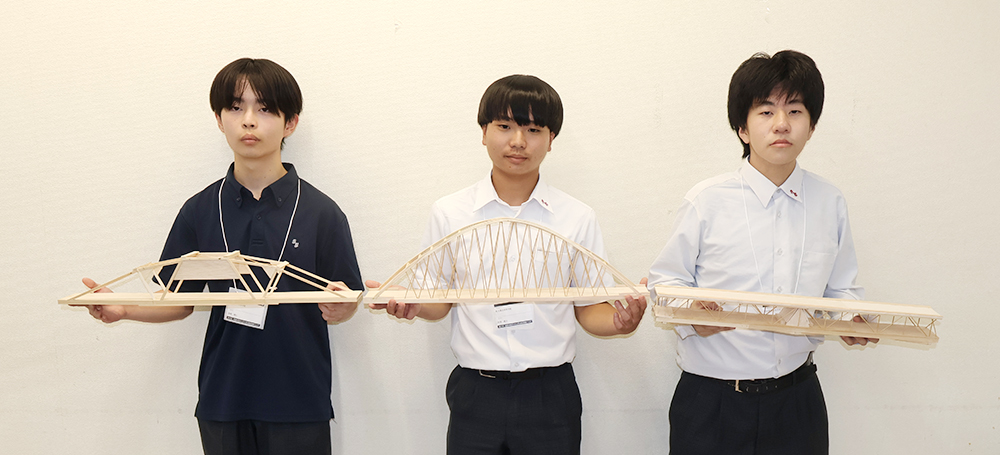 最優秀賞に輝いた的場さん(中央)ら