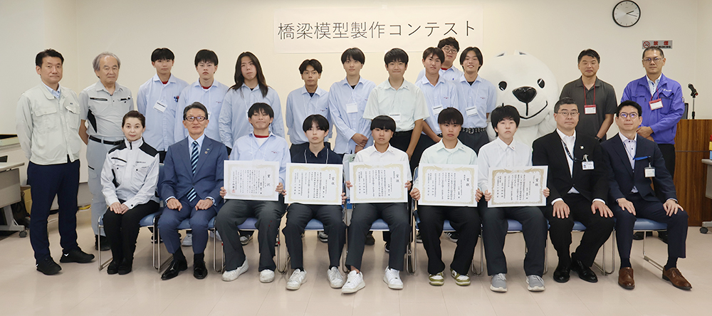 表彰式の参加者ら