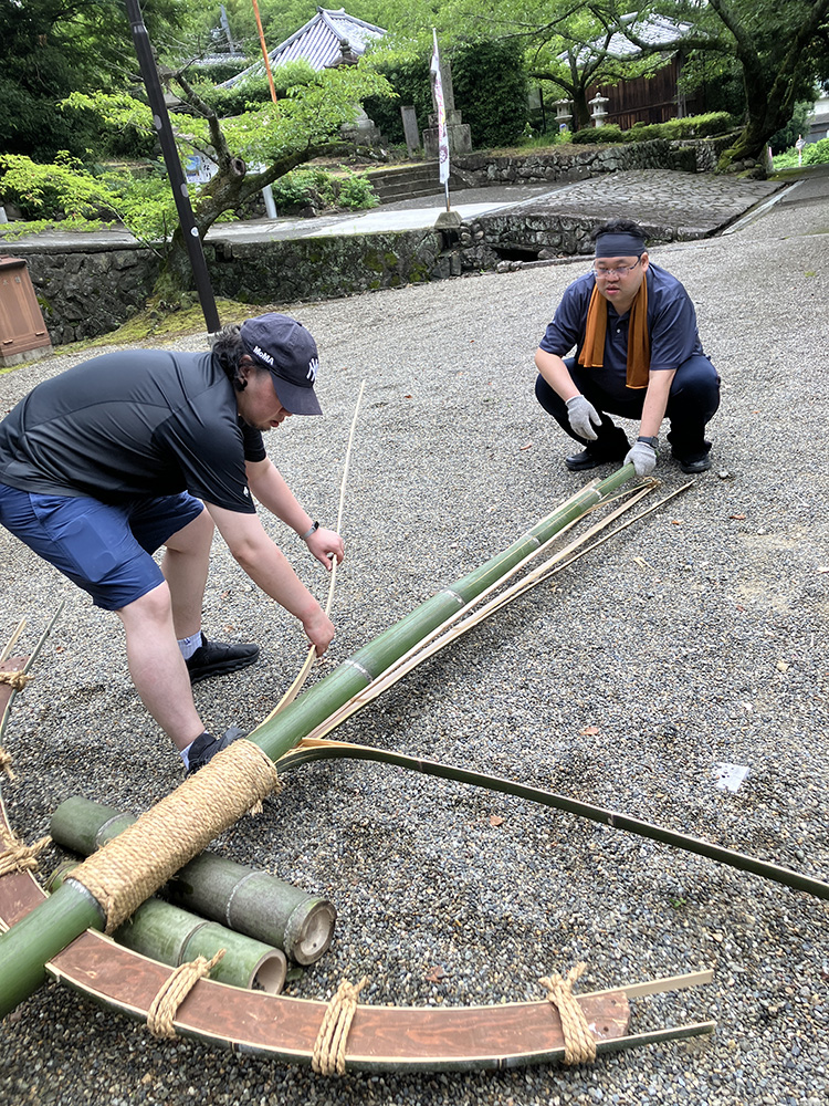 大うちわを作る辰元さん㊨と馨二郎さん(万規子さん提供)