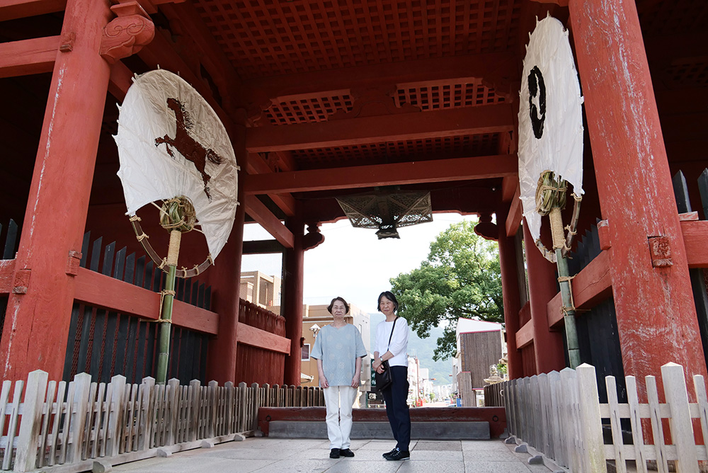 うちわ作りを支える万規子さん㊨と恵美子さん
