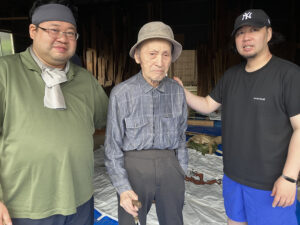 大うちわを制作した辰元さん㊧と馨二郎さん㊨、祖父の健さん(万規子さん提供)