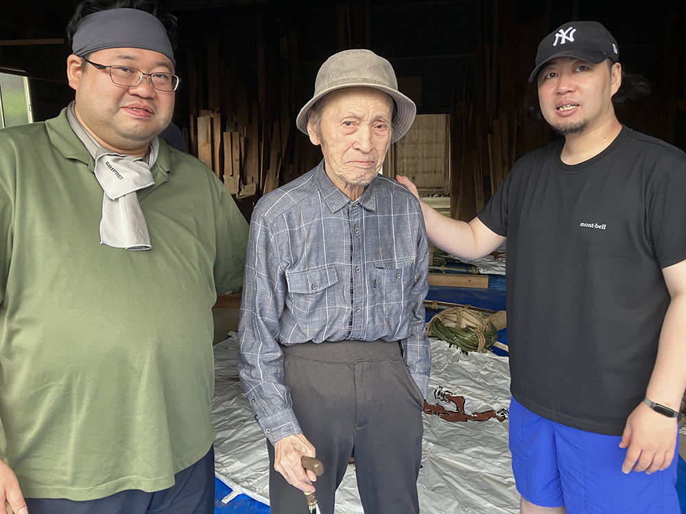 大うちわを制作した辰元さん㊧と馨二郎さん㊨、祖父の健さん(万規子さん提供)