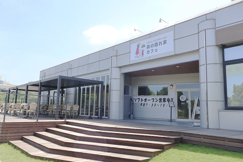 テラスがあり開放感のあるカフェ