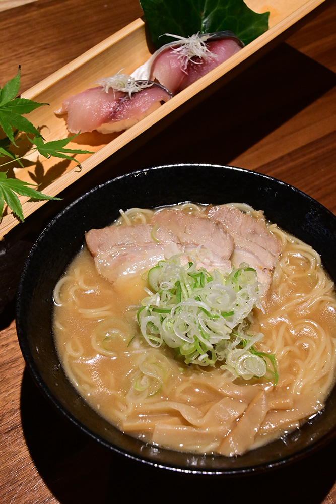 「幸太郎ラーメン」に「想像を絶する鯖寿司」が付いた「鯖寿司定食」