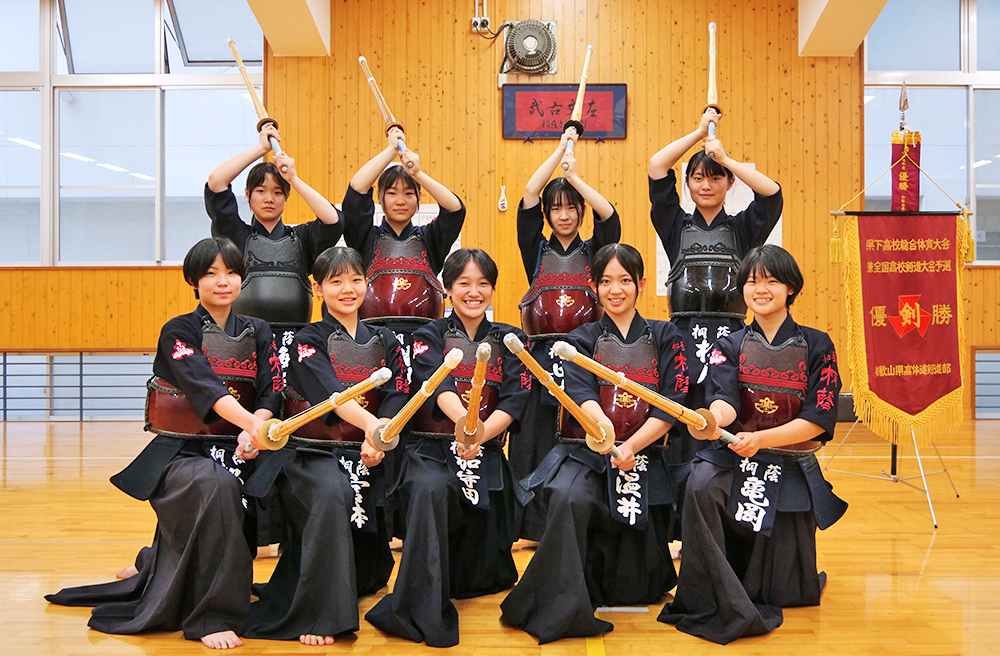 ５１年ぶりの優勝を果たした桐蔭女子剣道部の皆さん