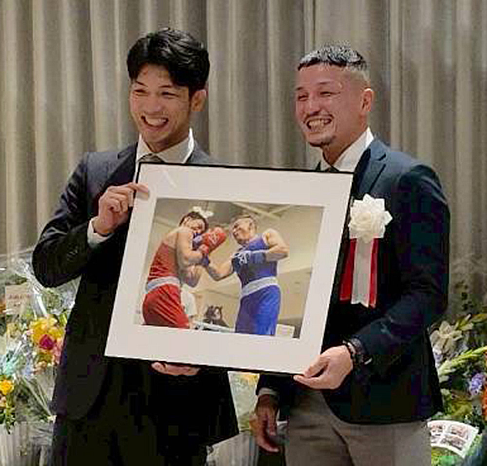 星さん㊨の引退パーティーに駆け付けた村田さん（星さん提供）