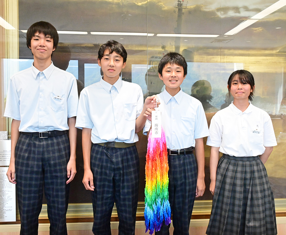 千羽鶴を手に平和大使の4人