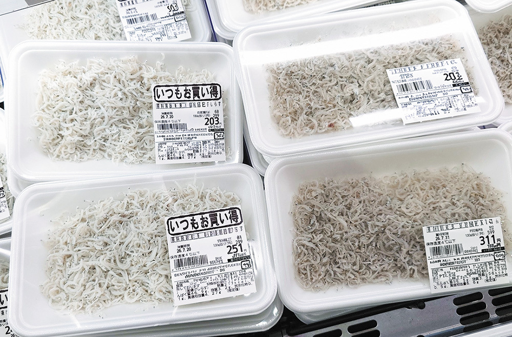 「釜揚げしらす」㊧と「ちりめん」