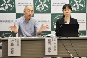 卵巣がんを進行させる因子を解明したことを会見で発表する堀内氏㊨と近藤教授