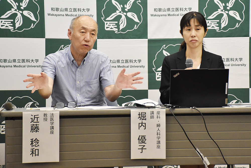 卵巣がんを進行させる因子を解明したことを会見で発表する堀内氏㊨と近藤教授