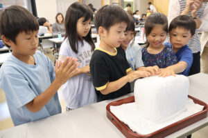 氷を触る子どもたち
