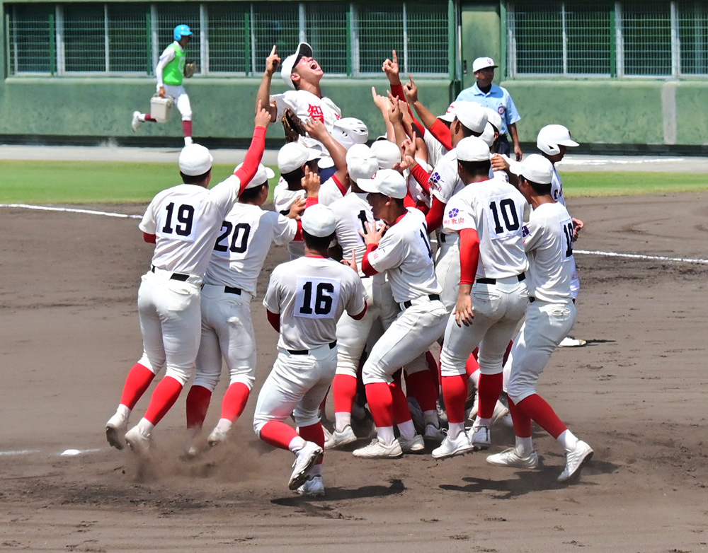 優勝を喜ぶ智弁和歌山の選手たち
