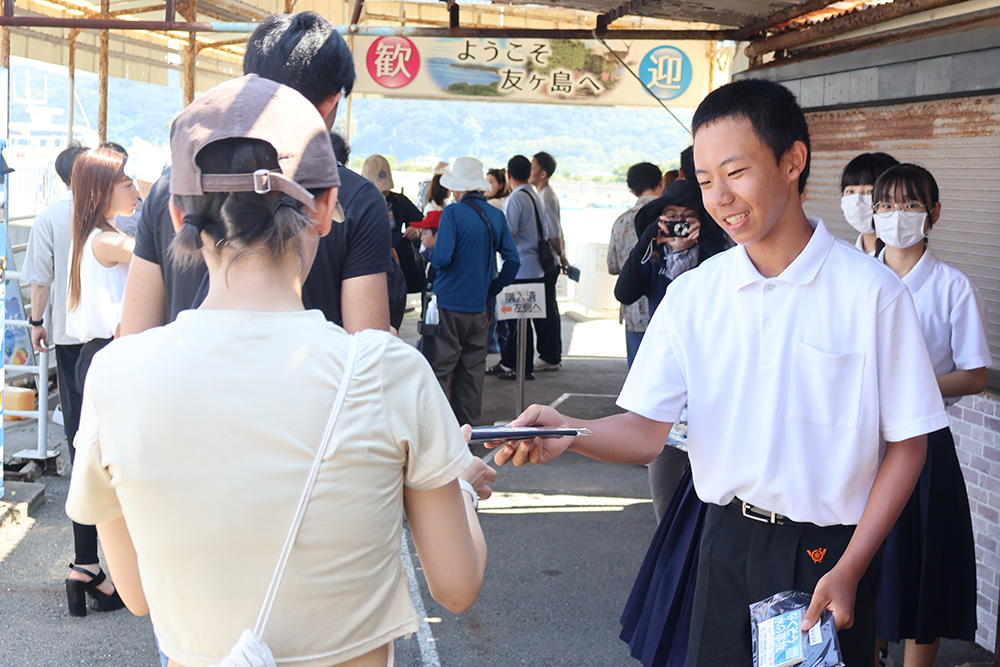 安全なレジャーを呼びかける生徒㊨