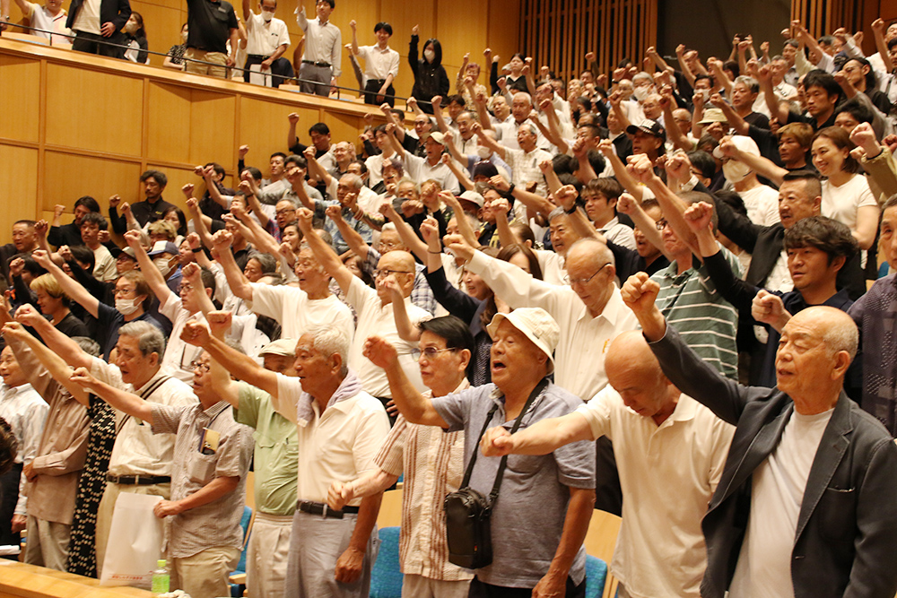 立候補予定者の決起集会で気勢を上げる支持者ら