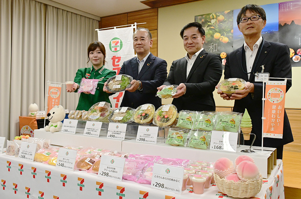 和歌山フェアの商品をPRする関係者