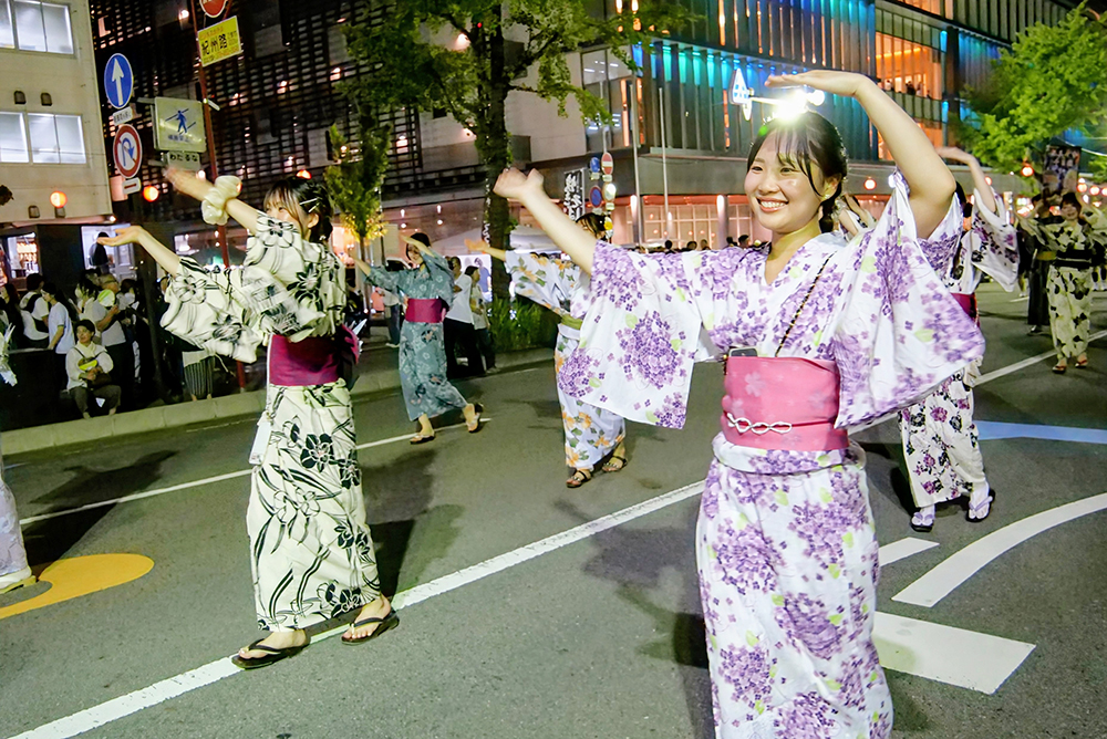 笑顔で踊る参加者