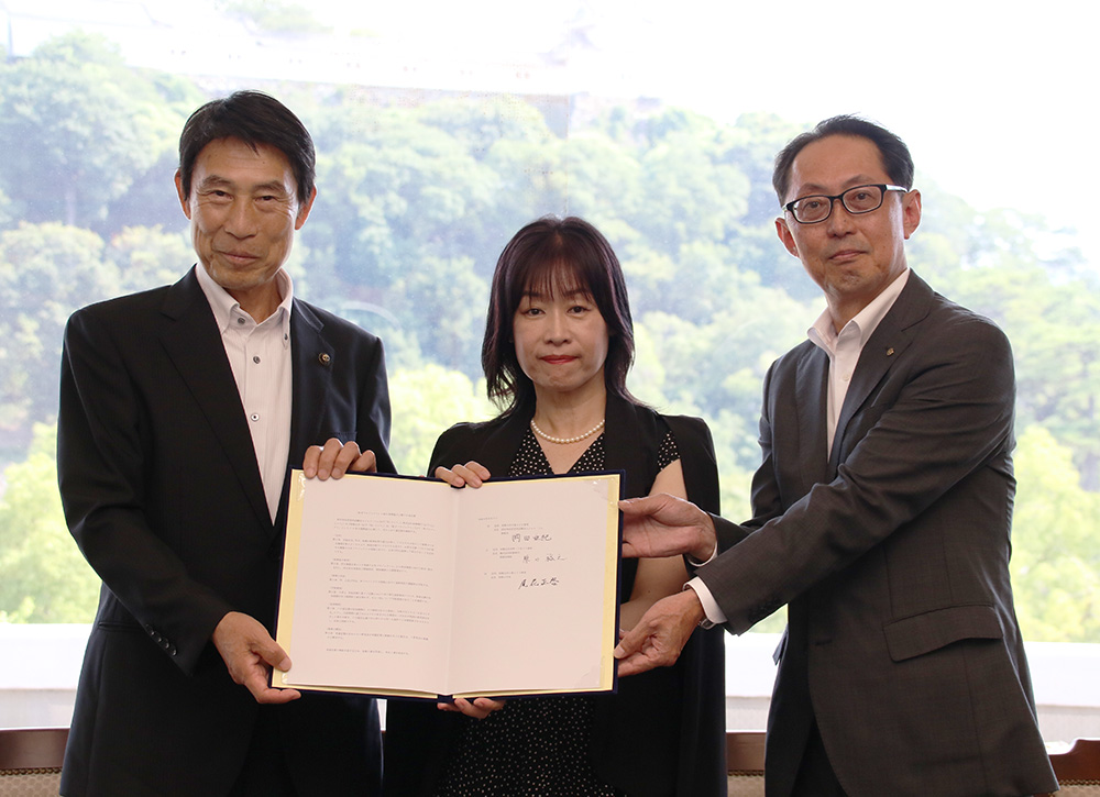 協定書を手に(左から)尾花市長、岡田理事長、向井常務執行役員