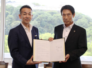 協定書を手に尾花市長㊨と藤山社長