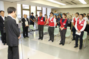 尾花市長㊧から激励を受ける派遣職員ら