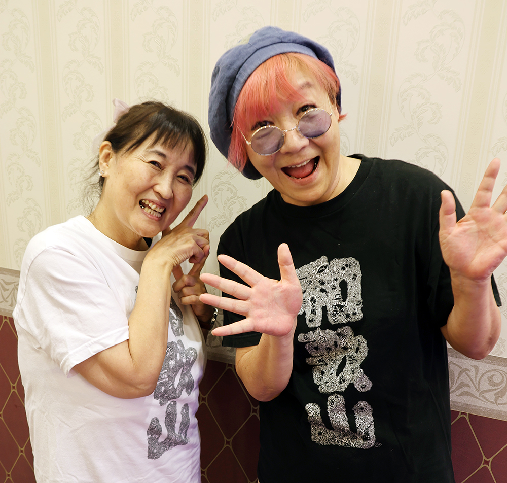 「おばちゃんの『あるある』ネタで笑わせます」と宇和さん㊧、小林さん