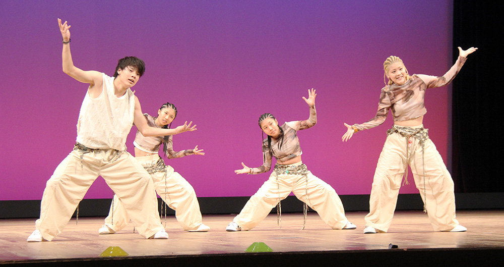 力強いダンスを披露する生徒たち