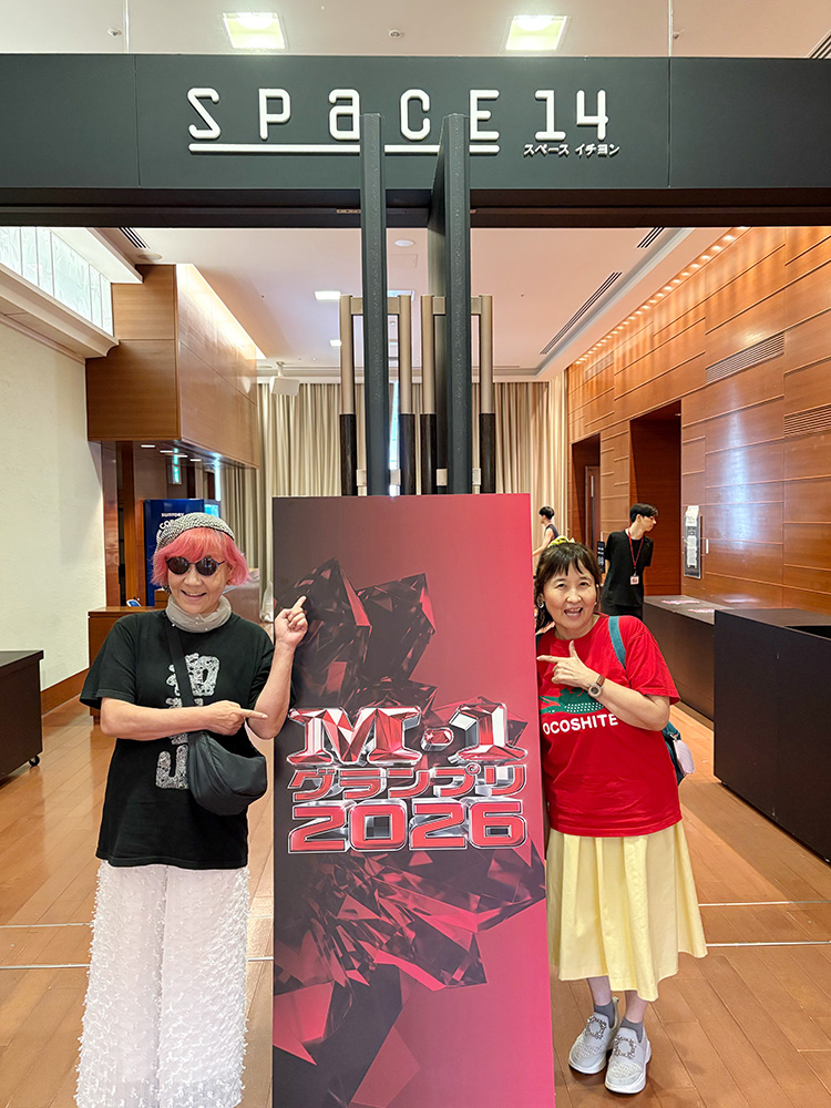 Ｍ―１会場で笑顔の小林さん㊧、宇和さん（宇和さん提供）