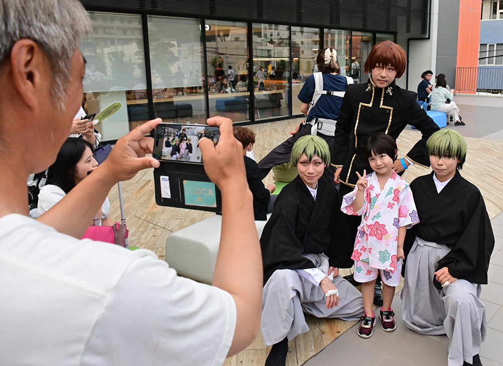 コスプレイヤーとの写真撮影を楽しむ子ども