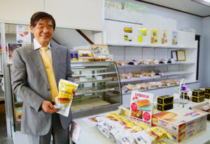 ライフブレッドを手に笑顔の中里社長