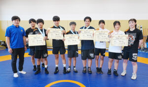 入賞した選手の皆さんと三輪監督(左端)ら