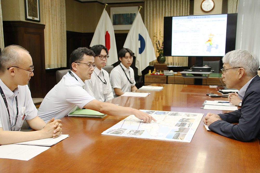 宮﨑知事㊨に被災地での活動を説明する派遣職員ら