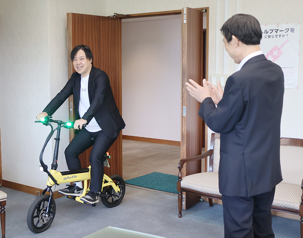 尾花市長㊨にグラフィットに乗ってみせる鳴海代表取締役