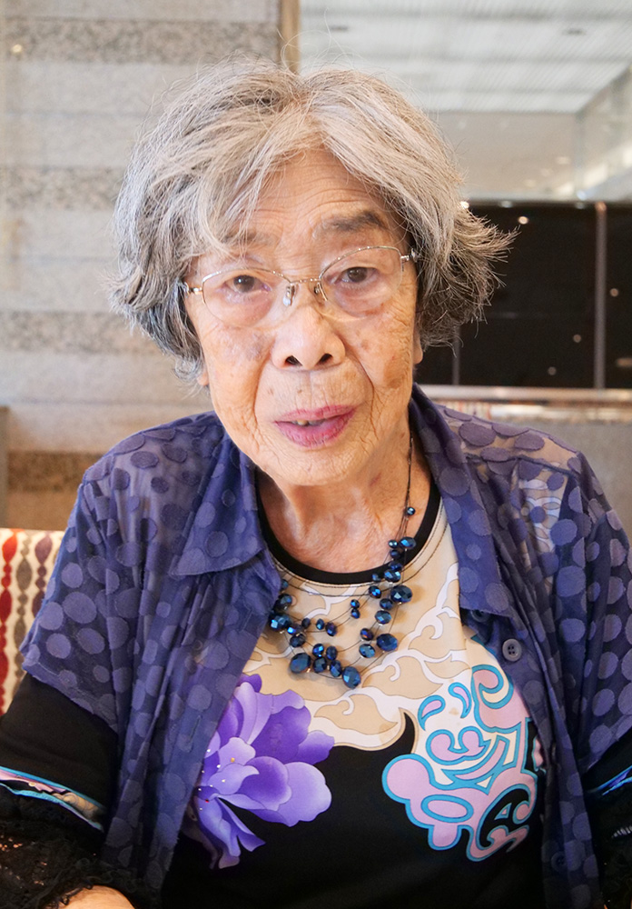 炎の中を逃げた体験を語る山本さん
