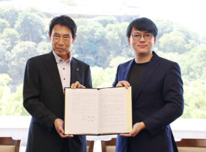 協定書を手にする前川ＣＥＯ㊨、尾花市長