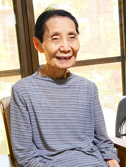 リアカーで埋葬に向かう父の姿を語る中井さん