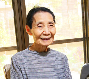 リアカーで埋葬に向かう父の姿を語る中井さんのアイキャッチ画像