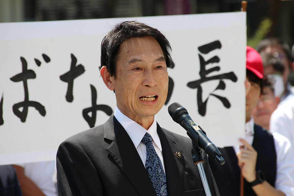 退庁式で涙を浮かべる尾花市長